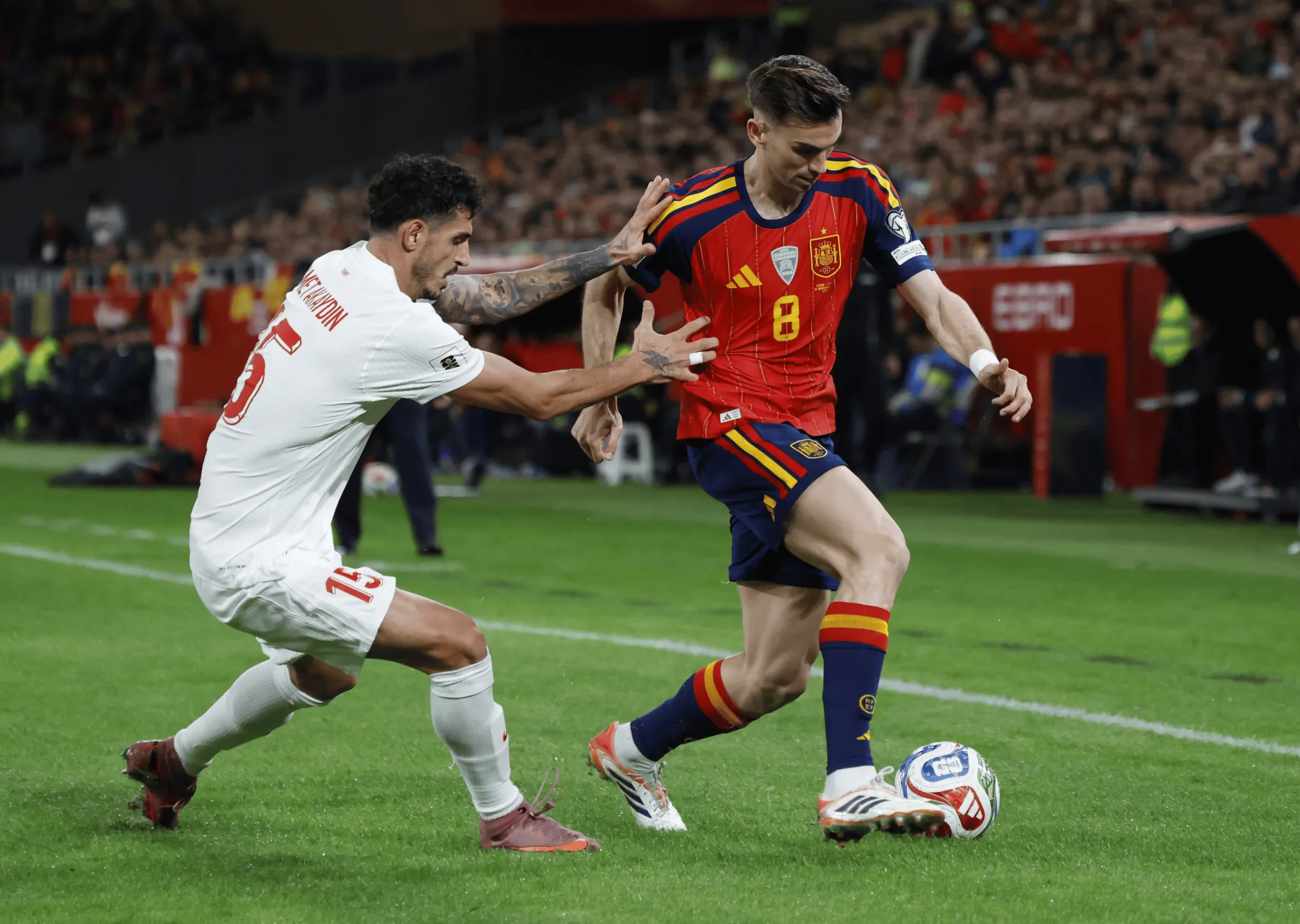 西班牙队在客场比赛中表现出色 西班牙队在客场比赛中表现出色