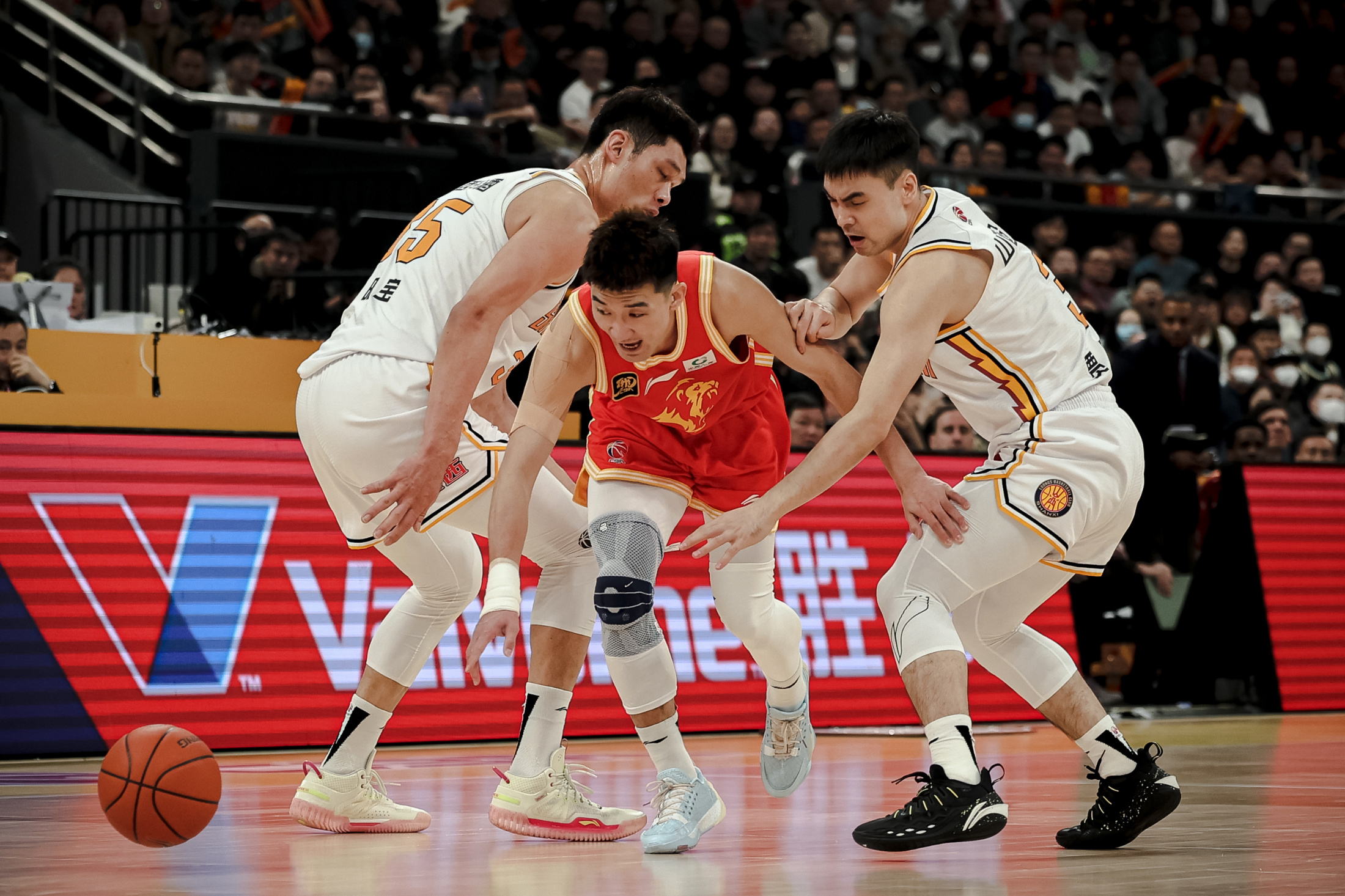 强队实力碾压对手，球场霸气十足