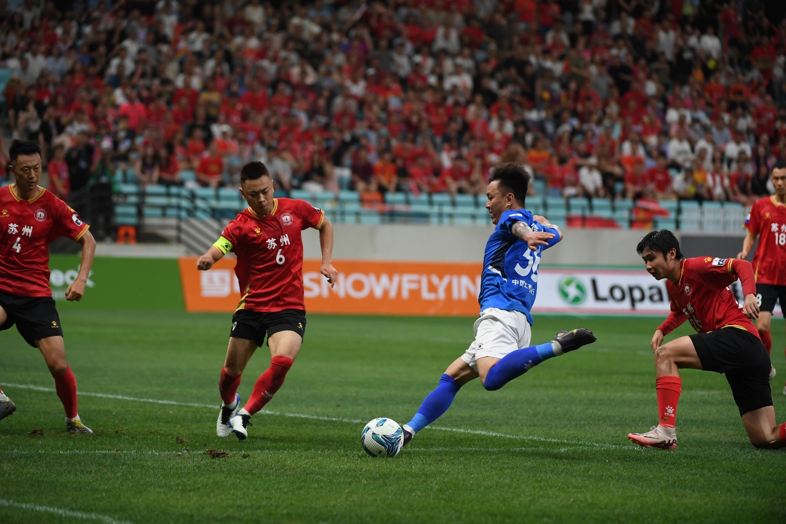 强队实力碾压对手，球场霸气十足