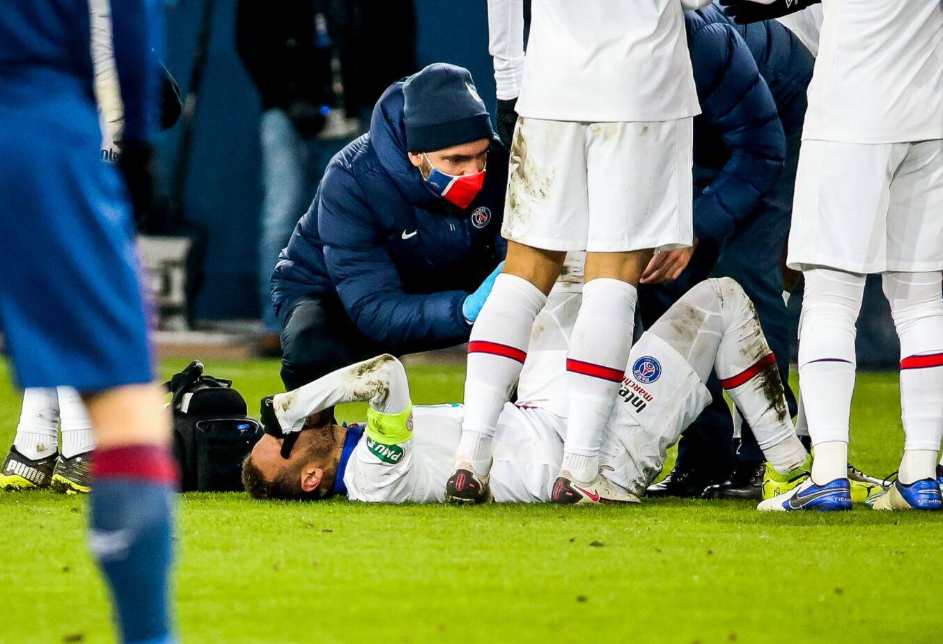 包含西班牙逆转希腊，内马尔惊艳四座的词条