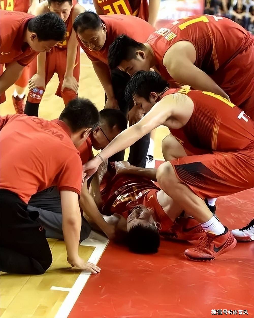 独行侠轻取四川队，王哲林点燃赛场的简单介绍