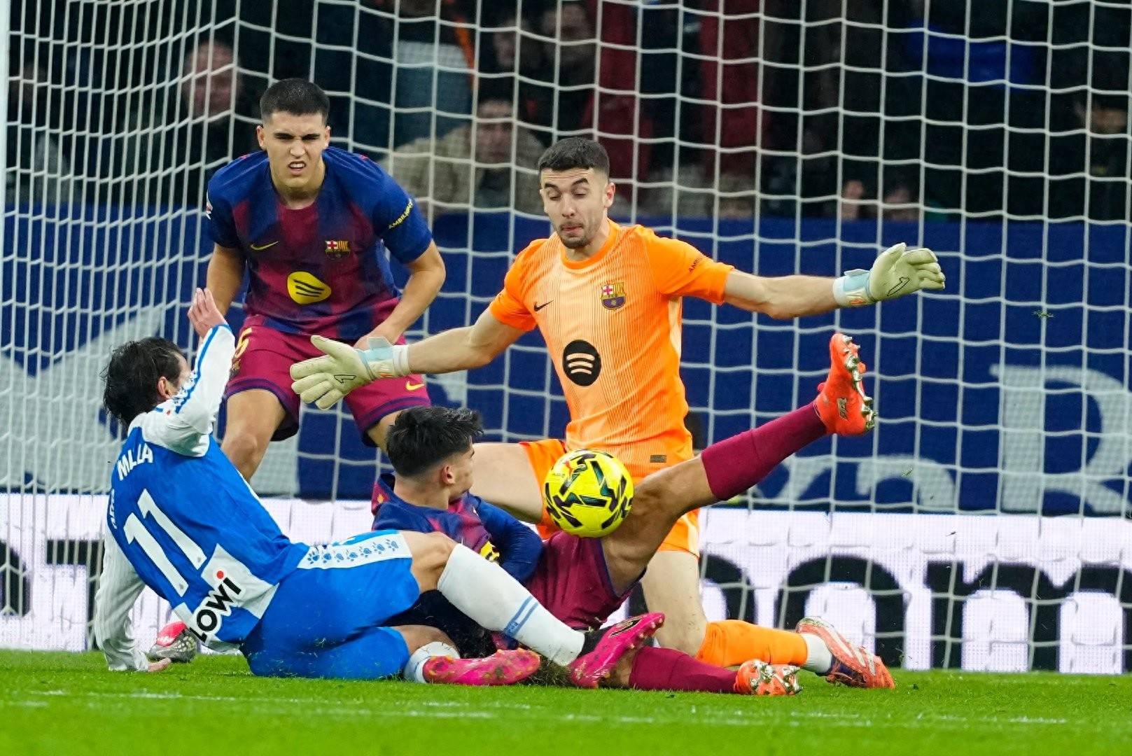 巴萨门将连续扑出关键球，守住球门大门