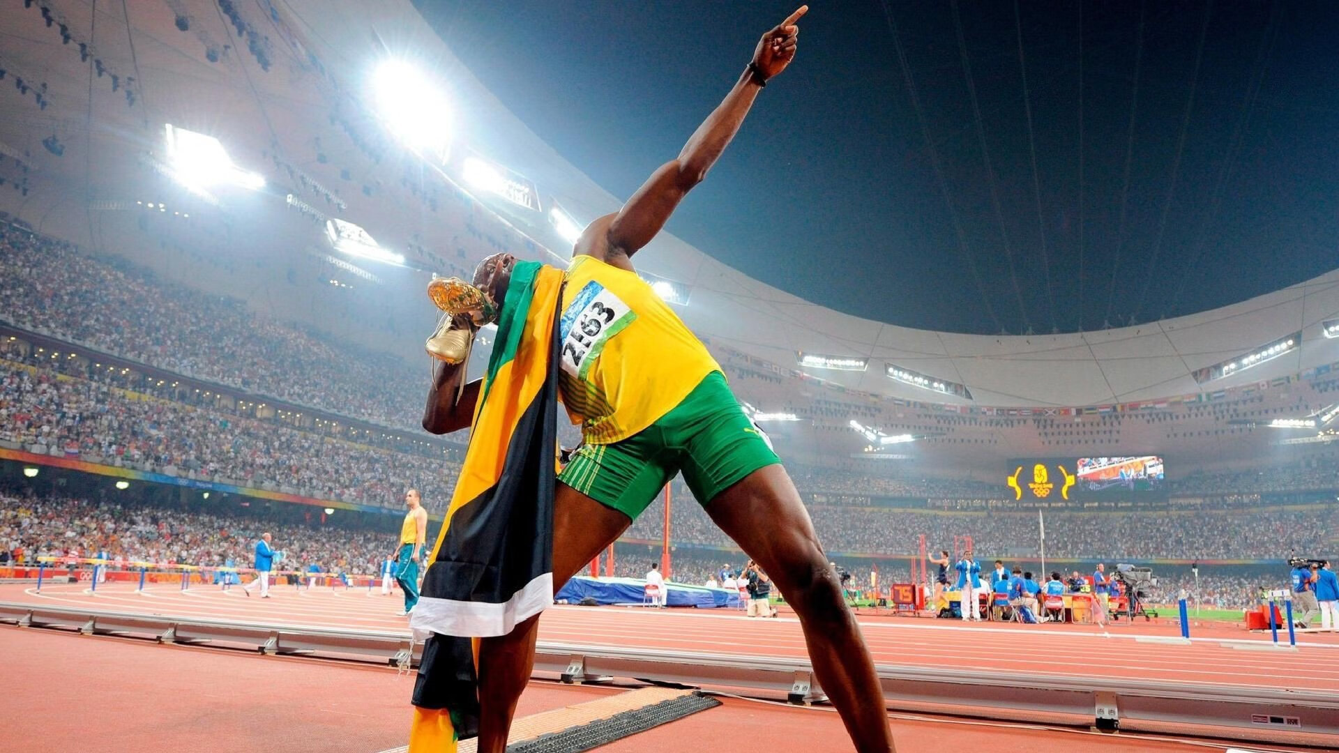 赛道与球场，西亚卡姆在F1街道赛之夜的制胜表现